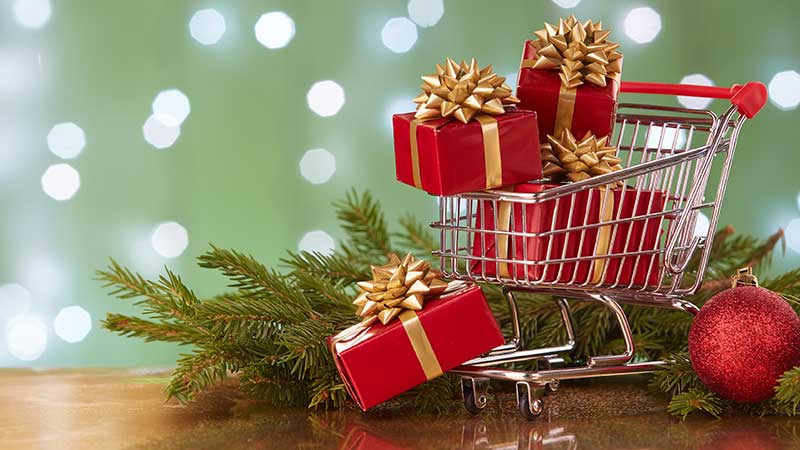 Carrinho de compras com presentes de Natal